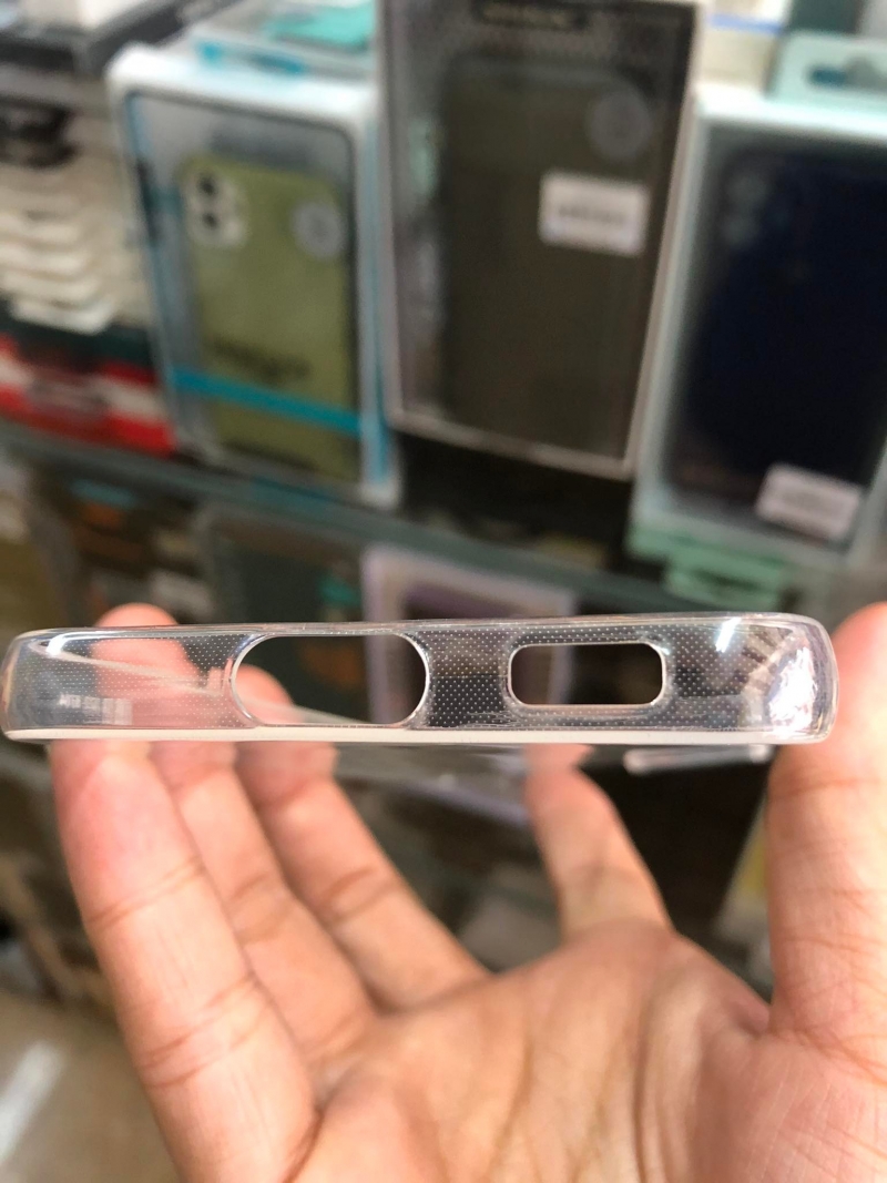 Ốp Lưng Samsung Galaxy S22 trong Suốt TPU dẻo xung quanh viền máy tạo sự êm ái, tránh va chạm tối ưu và dễ dàng tháo lắp không làm trầy xước máy ở 4 góc của ốp